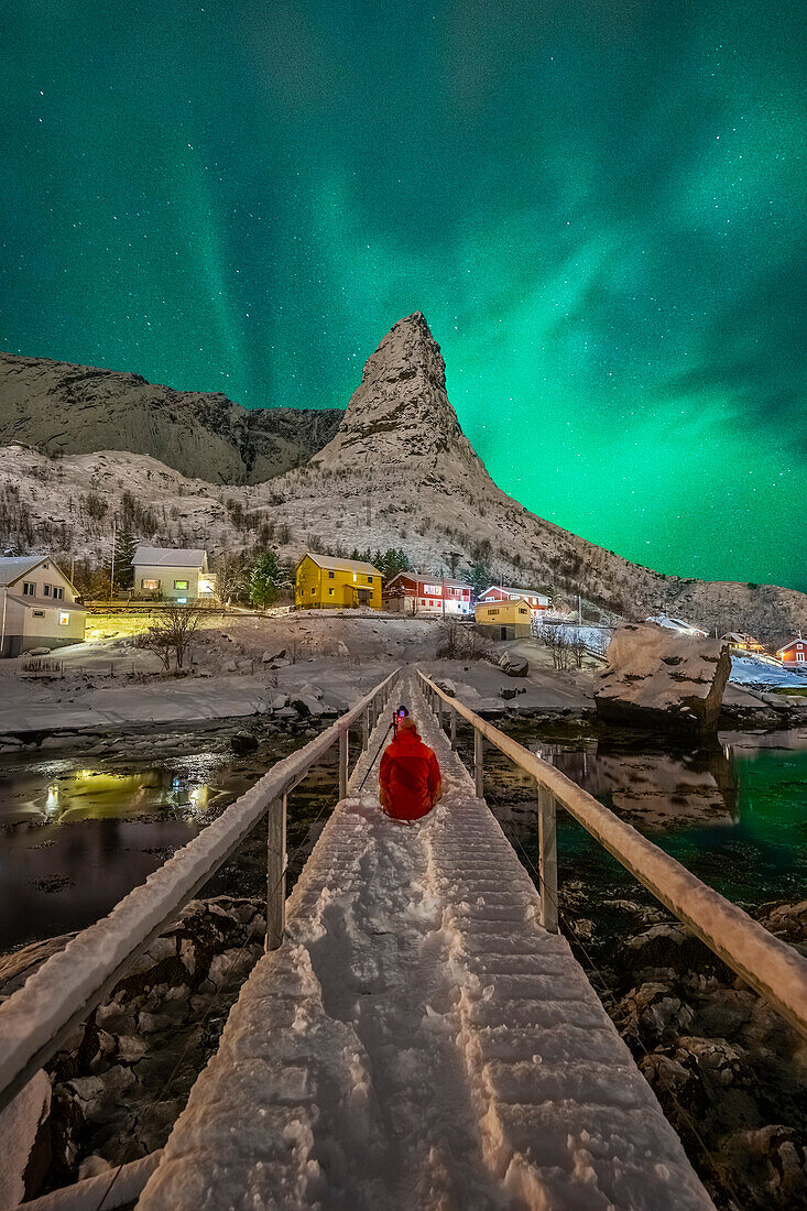 Brücke und Navaren in Reine bei Nordlicht, Hamnoy, Moskenes, Moskenesoya, Nordland, Lofoten, Norwegen, Nordeuropa