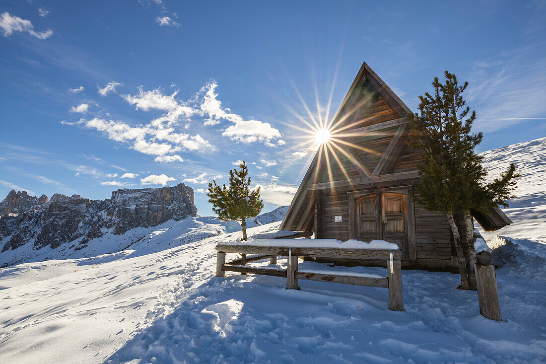 Kirche von San Giovanni Gualberto bei Sonnenaufgang im Winter, Giau-Pass, Belluno, Venetien, Italien, Südeuropa