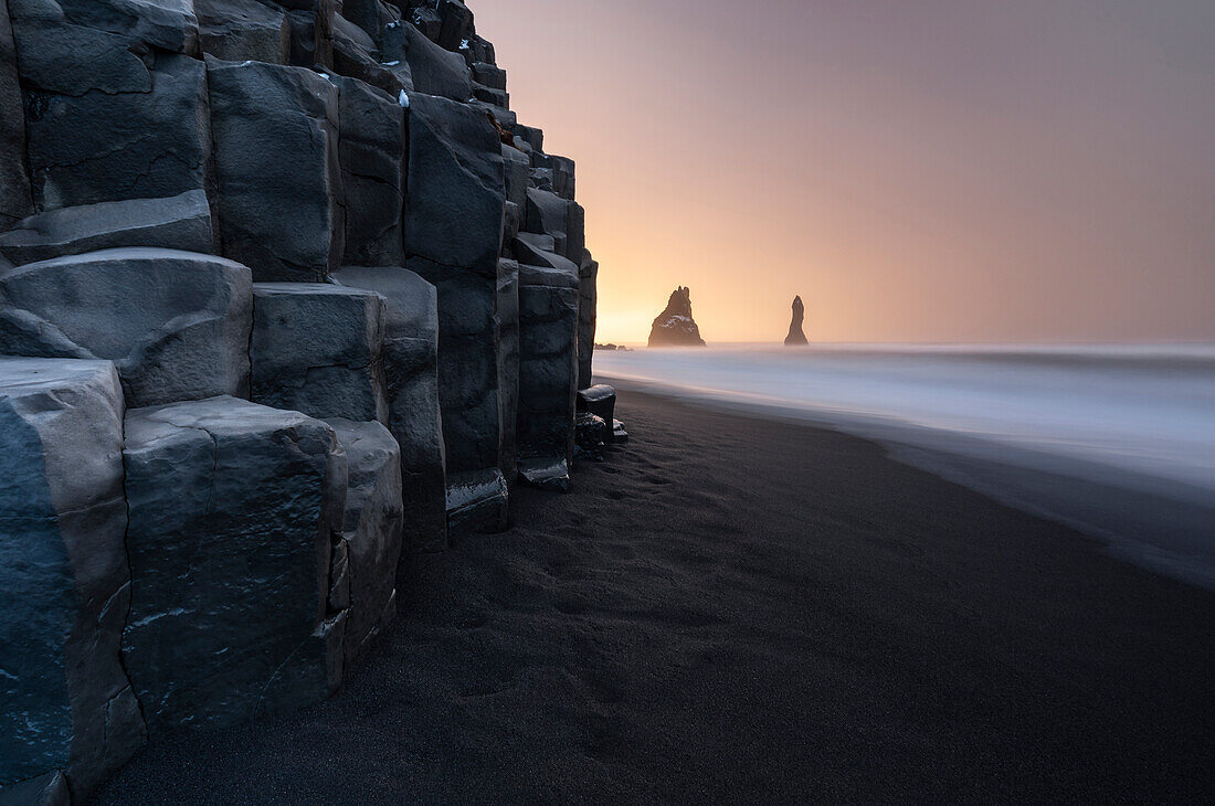 Basaltsäulen und Reynisdrangar? am Reynisfjara bei Sonnenaufgang, Vík í Mýrdal, Südisland, Island, Nordeuropa