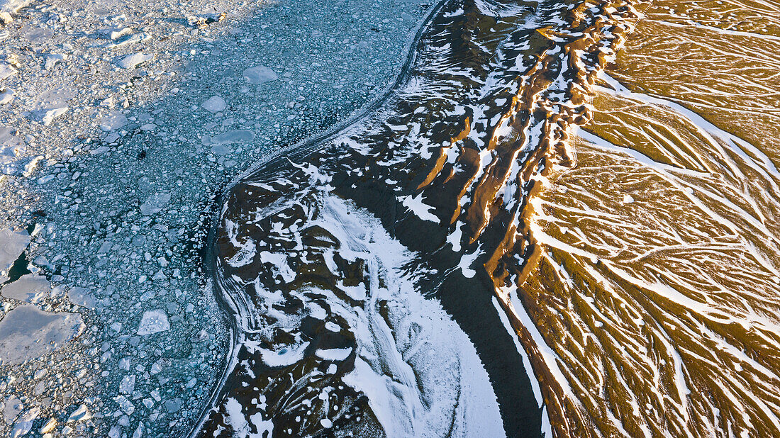 Eisblöcke bei Sonnenaufgang und die Lagune Jokulsarlon, Jökulsárlón, Diamantstrand, Austurland, Island, Nordeuropa