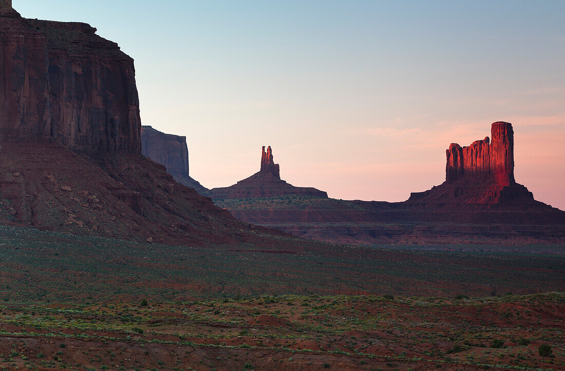 Abenddämmerung im Monument Valley, Utah, Arizona, Nordamerika, USA