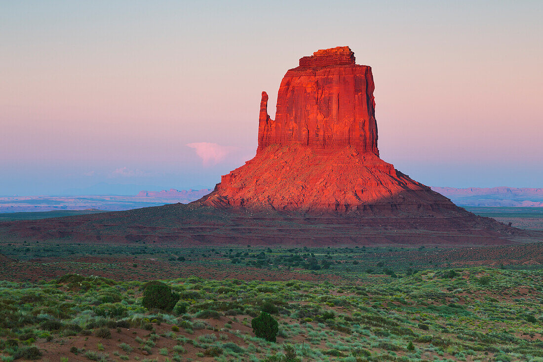 Sonnenuntergang im Monument Valley, Utah, Arizona, Nordamerika, USA