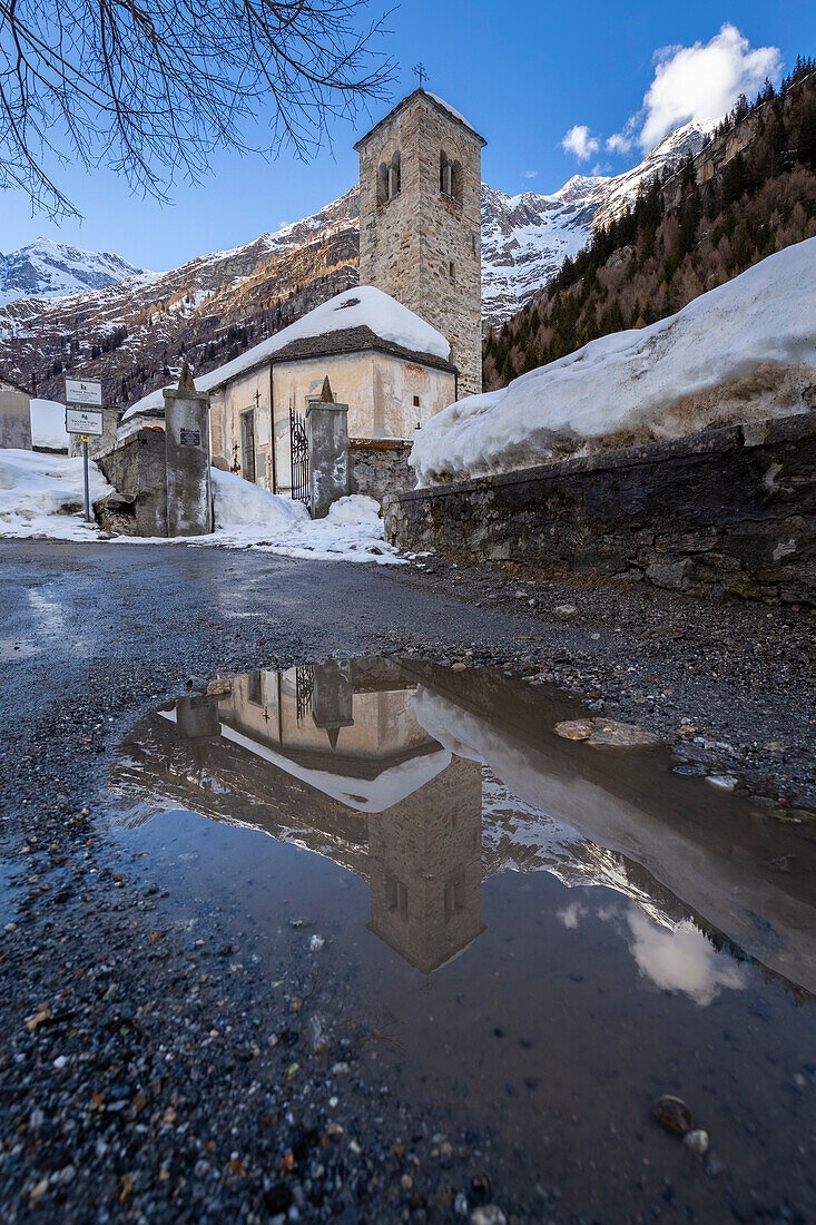 Blick auf die alte Kirche von Staffa, Santa Maria Assunta, im Winter. Macugnaga, Anzasca-Tal, Provinz Verbano Cusio Ossola, Piemont, Italien.