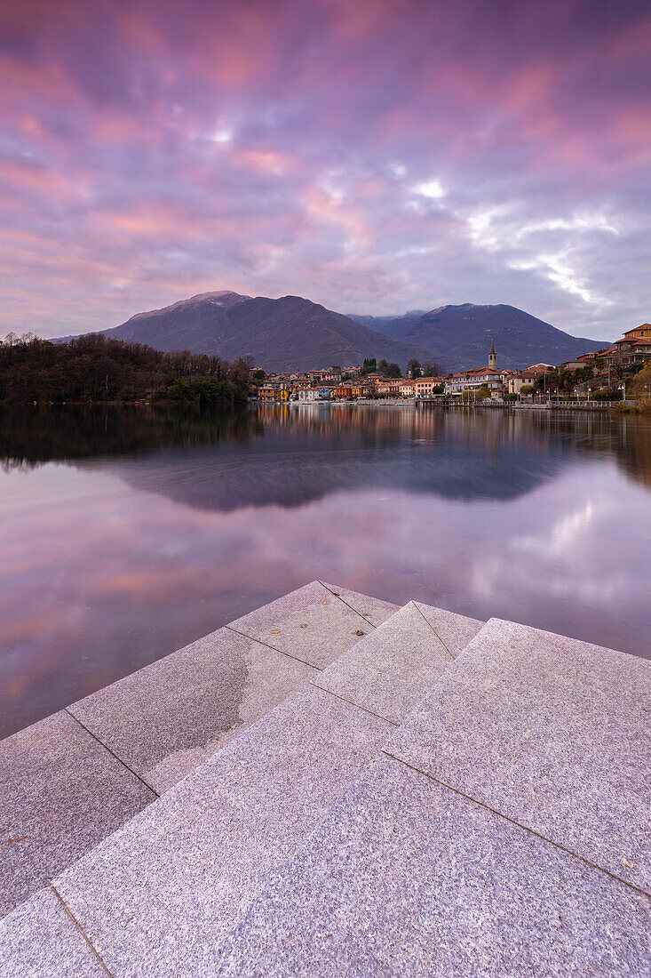 Blick auf die Kleinstadt Mergozzo und den Mergozzosee während eines Sonnenuntergangs im Winter. Verbano Cusio Ossola, Piemont, Italien.