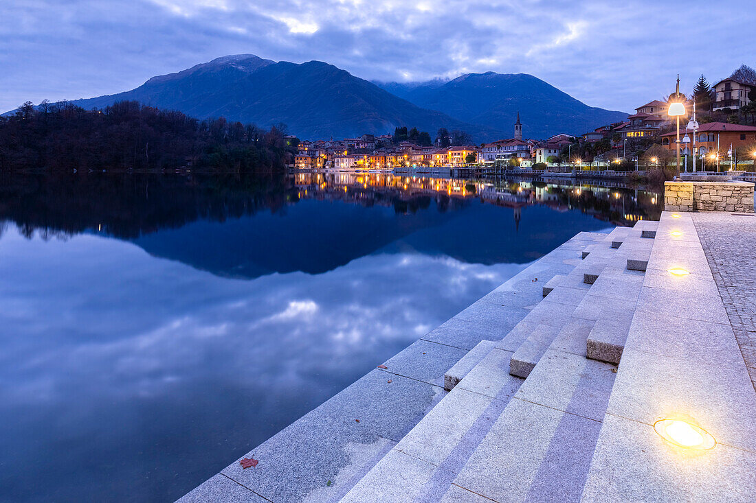 Blick auf die Kleinstadt Mergozzo und den Mergozzosee während der blauen Stunde. Verbano Cusio Ossola, Piemont, Italien.