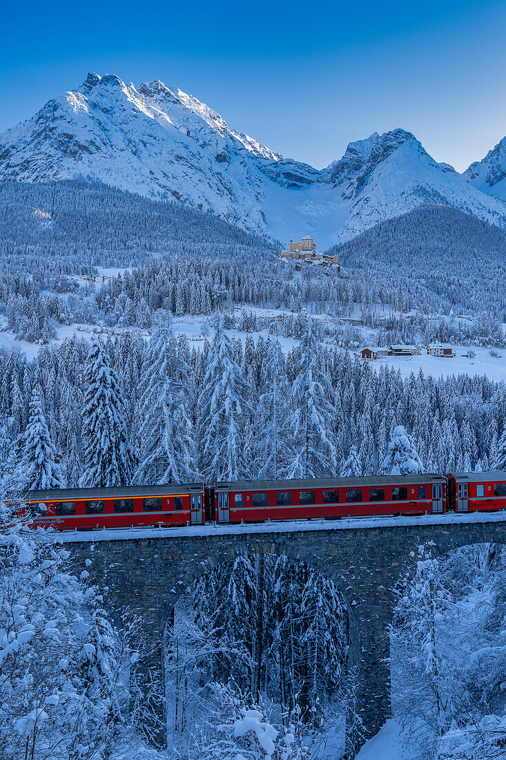 Bernina Express fährt auf einem Viadukt bei Tarasp, Graubünden, Engadin, Schweiz