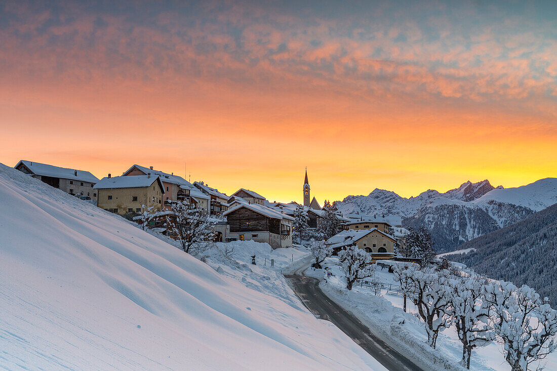 Sonnenuntergang im Dorf Guarda, Scuol, Kanton Graubünden, Engadin, Schweiz