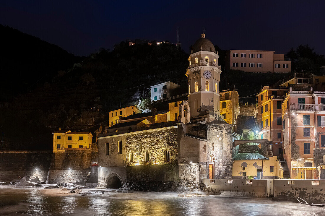 Blick auf den Hafen und die Kirche Santa Margherita di Antiochia in der Ortschaft Vernazza vor Sonnenaufgang. Nationalpark Cinque Terre, Provinz La Spezia, Ligurien, Italien.