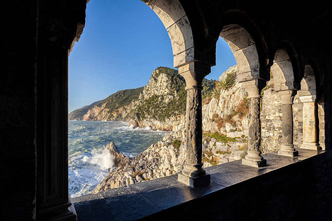 Blick auf das Meer und den Monte Muzzerone aus einem Felsenfenster nahe der Kirche San Pietro, Porto Venere, Bezirk La Spezia, Ligurien, Italien.