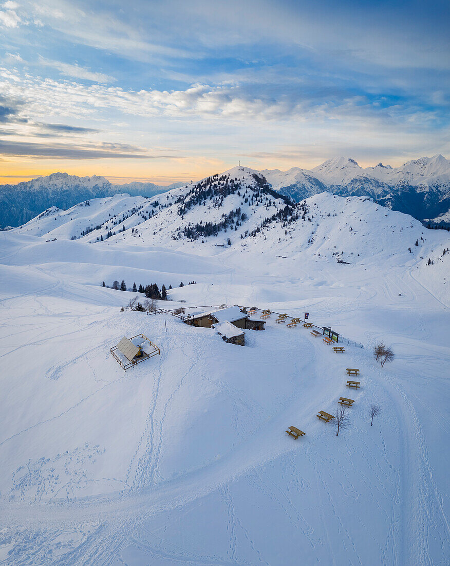 Luftaufnahme der Parafulmine-Hütte, des Monte Farno und des Pizzo Formico im Winter bei Sonnenuntergang. Monte Farno, Gandino, Valgandino, Serianatal, Provinz Bergamo, Lombardei, Italien.