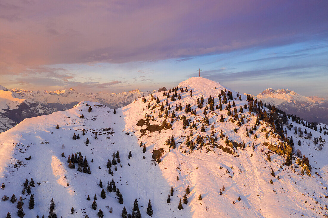 Sonnenuntergang über einem verschneiten Monte Farno und Pizzo Formico im Winter. Monte Farno, Gandino, Valgandino, Val Seriana, Provinz Bergamo, Lombardei, Italien.