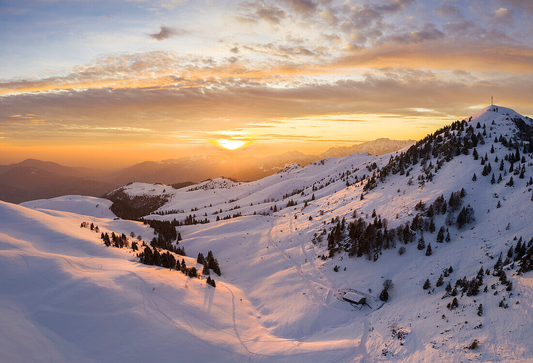 Sonnenuntergang über einem verschneiten Monte Farno und Pizzo Formico im Winter. Monte Farno, Gandino, Valgandino, Val Seriana, Provinz Bergamo, Lombardei, Italien.