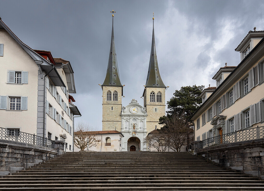 Blick auf die Hofkirche von St. Leodegar. Luzern, Kanton Luzern, Schweiz.