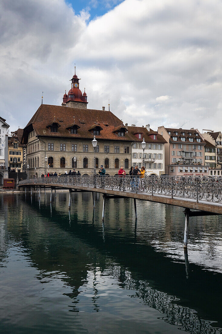 Blick auf das Luzerner Rathaus und den Rathaussteg an der Reuss. Luzern, Kanton Luzern, Schweiz.