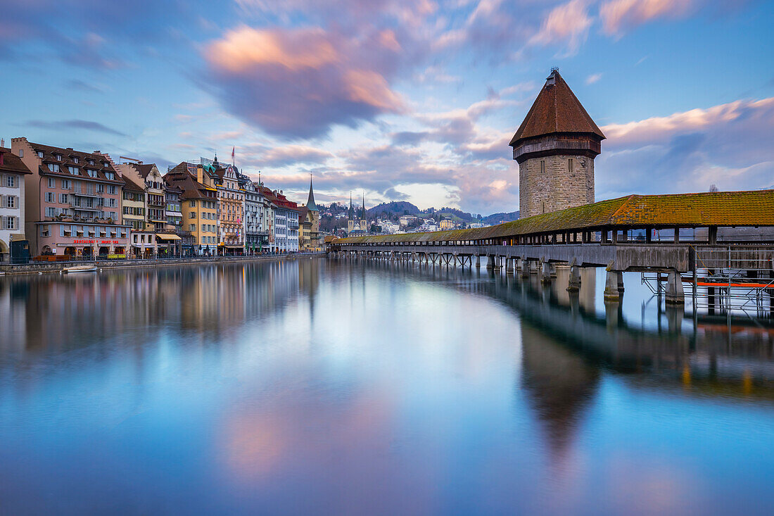 Blick auf die Kapellbrücke und den Wasserturm bei Sonnenuntergang im Spiegel der Reuss. Luzern, Kanton Luzern, Schweiz.
