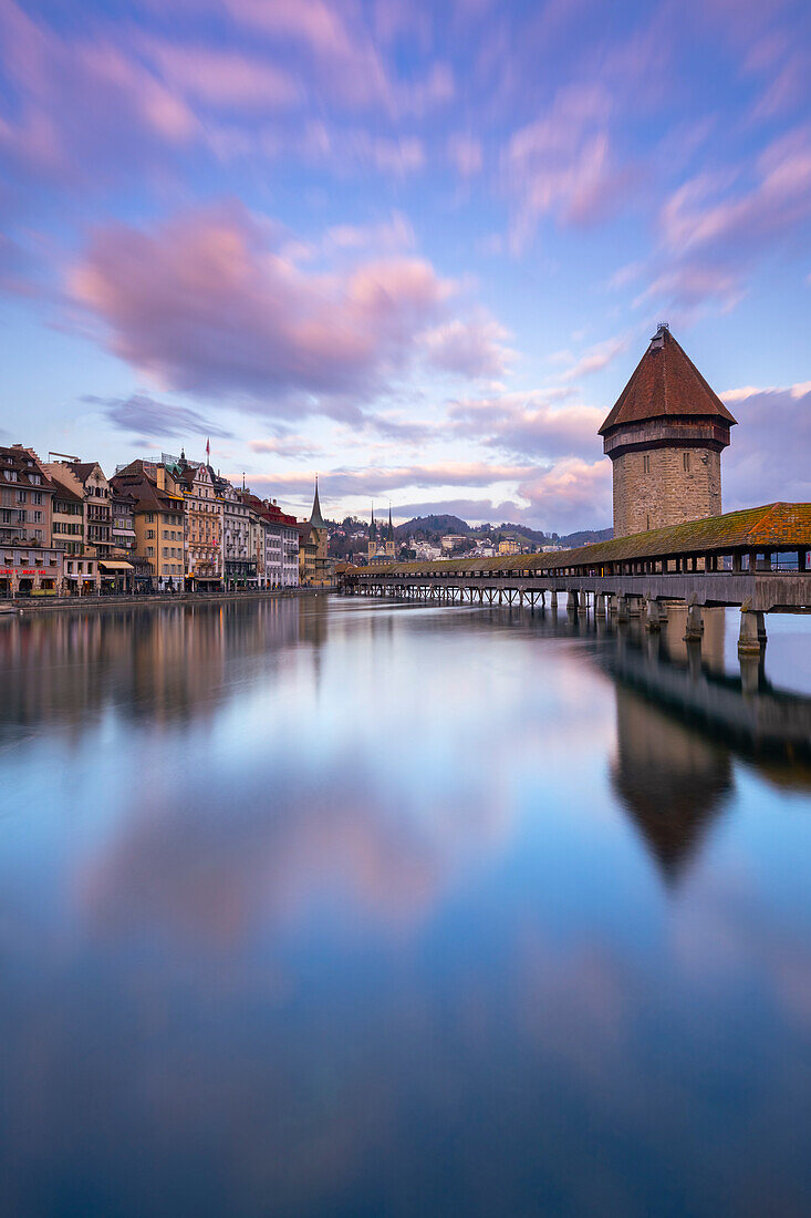 Blick auf die Kapellbrücke und den Wasserturm bei Sonnenuntergang im Spiegel der Reuss. Luzern, Kanton Luzern, Schweiz.
