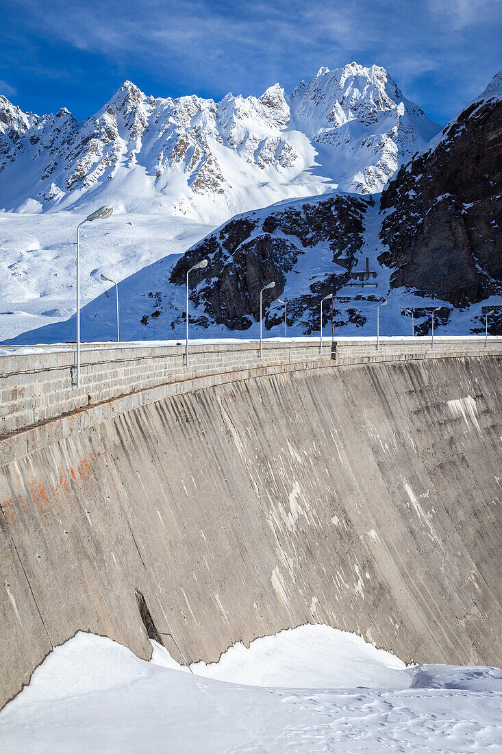 Blick auf den Damm des Toggia-Sees und die Corni di Boden im Hochtal von Formazza im Winter. Riale, Formazza, Valle Formazza, Verbano Cusio Ossola, Piemont, Italien.