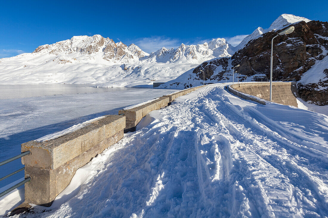 Blick auf den Staudamm des Toggia-Sees und das Marchhorn im Hochtal von Formazza im Winter. Riale, Formazza, Valle Formazza, Verbano Cusio Ossola, Piemont, Italien.