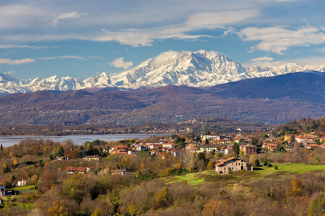 Blick auf das Monte-Rosa-Massiv und den Varese-See von den Hügeln von Varese aus an einem windigen Tag. Varese, Bezirk Varese, Seengebiet, Lombardei, Italien.