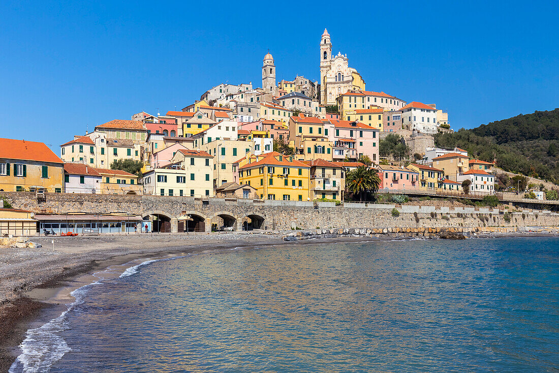 Blick auf die bunte Stadt und den Strand von Cervo. Cervo, Provinz Imperia, Riviera di Ponente, Ligurien, Italien, Europa.