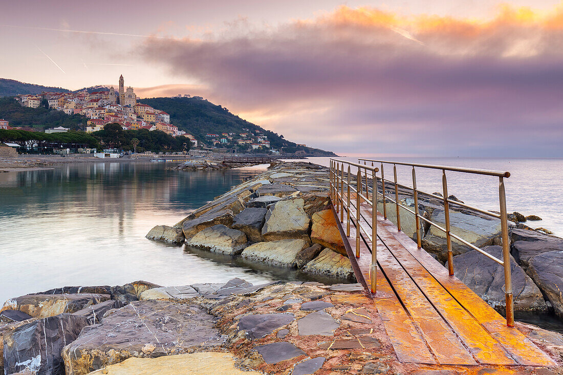 Blick auf die bunte Stadt und den Strand von Cervo in der Morgendämmerung. Cervo, Provinz Imperia, Riviera di Ponente, Ligurien, Italien, Europa.