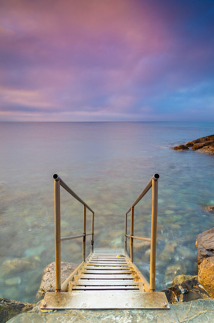 Blick auf eine Treppe zum Meer im Hafen von Cervo in der Morgendämmerung. Cervo, Provinz Imperia, Riviera di Ponente, Ligurien, Italien, Europa.