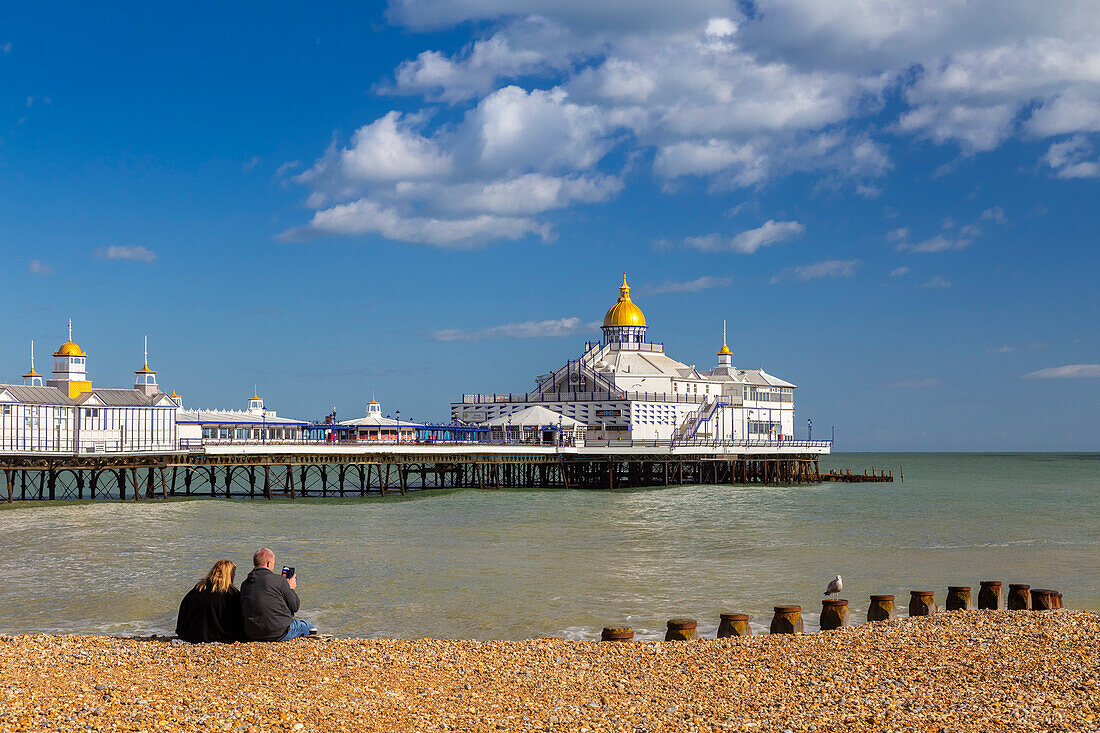 Tageslichtansicht des Piers von Eastbourne vom Ufer aus. Eastbourne, East Sussex, England, Vereinigtes Königreich.