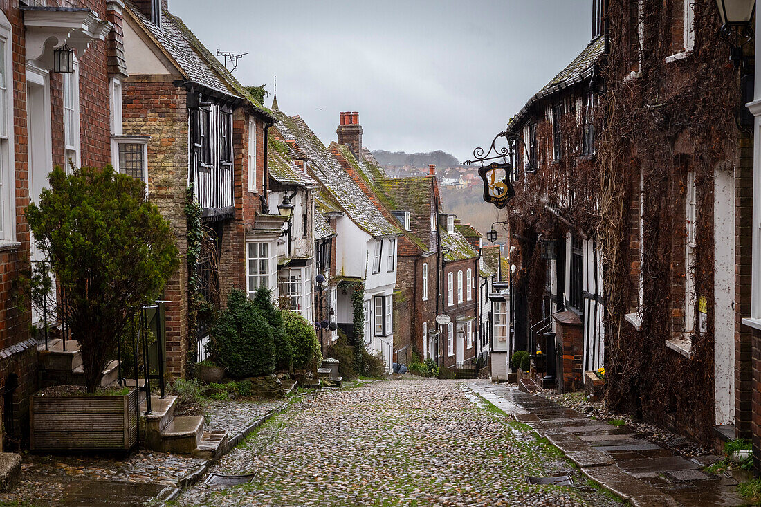 Blick auf die alten Straßen des Dorfes Rye, East Sussex, Südengland, Vereinigtes Königreich.