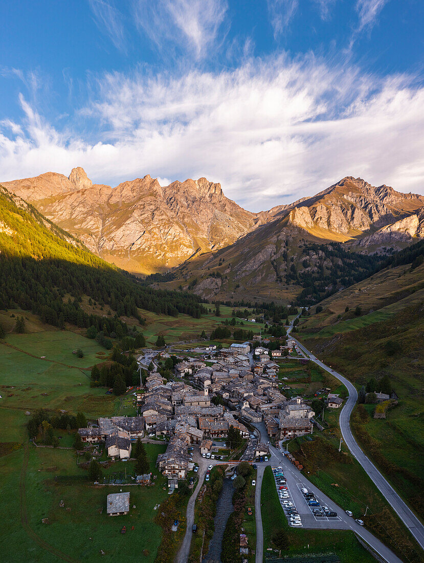 Luftaufnahme des Pontechianale bei Sonnenaufgang im Sommer, Alpi del Monviso, Cuneo, Piemont, Italien, Südeuropa