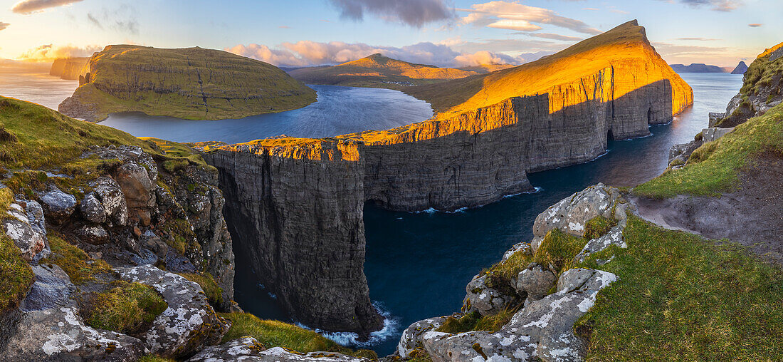 Panoramablick auf den Sørvagsvatn während des Sonnenuntergangs, Vagar, Färöer Inseln, Dänemark, Skandinavien