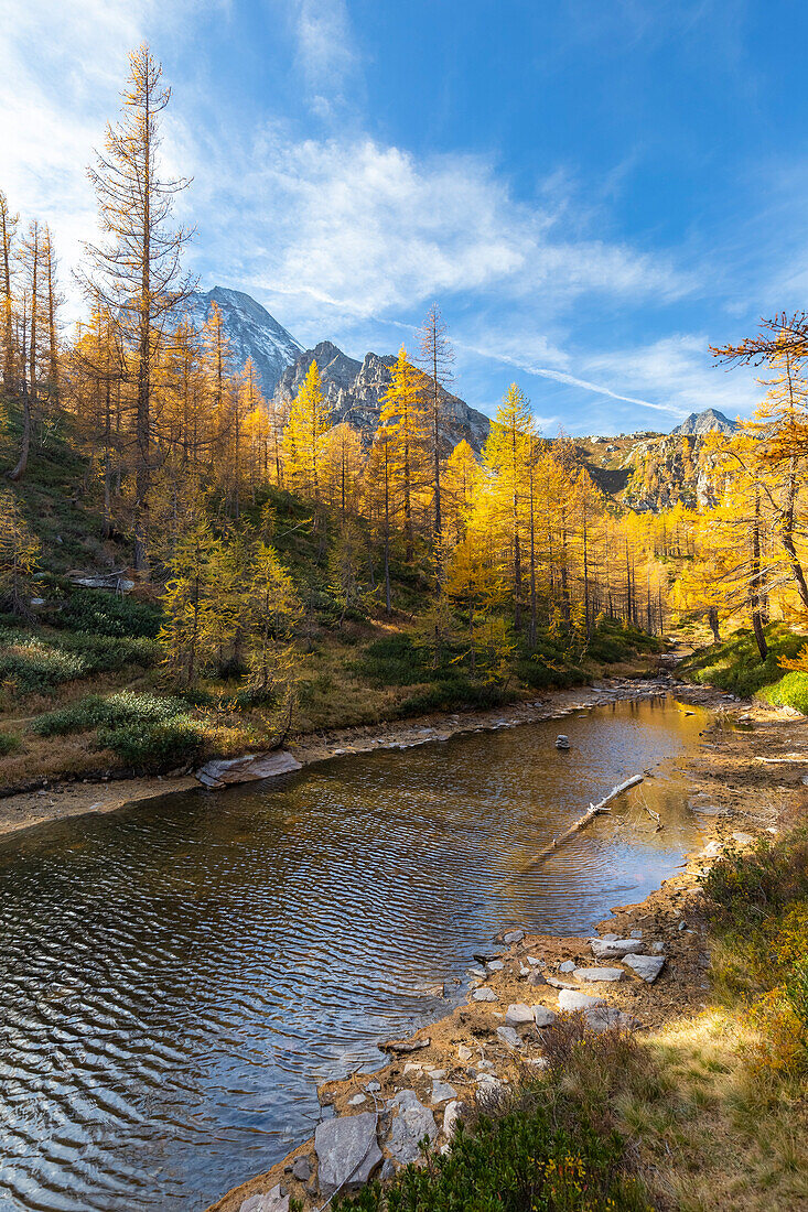 Herbstlicher Blick auf die Farben und Spiegelungen am Lago delle Streghe. Alpe Veglia, Cairasca-Tal, Divedro-Tal, Ossola-Tal, Varzo, Piemont, Italien.