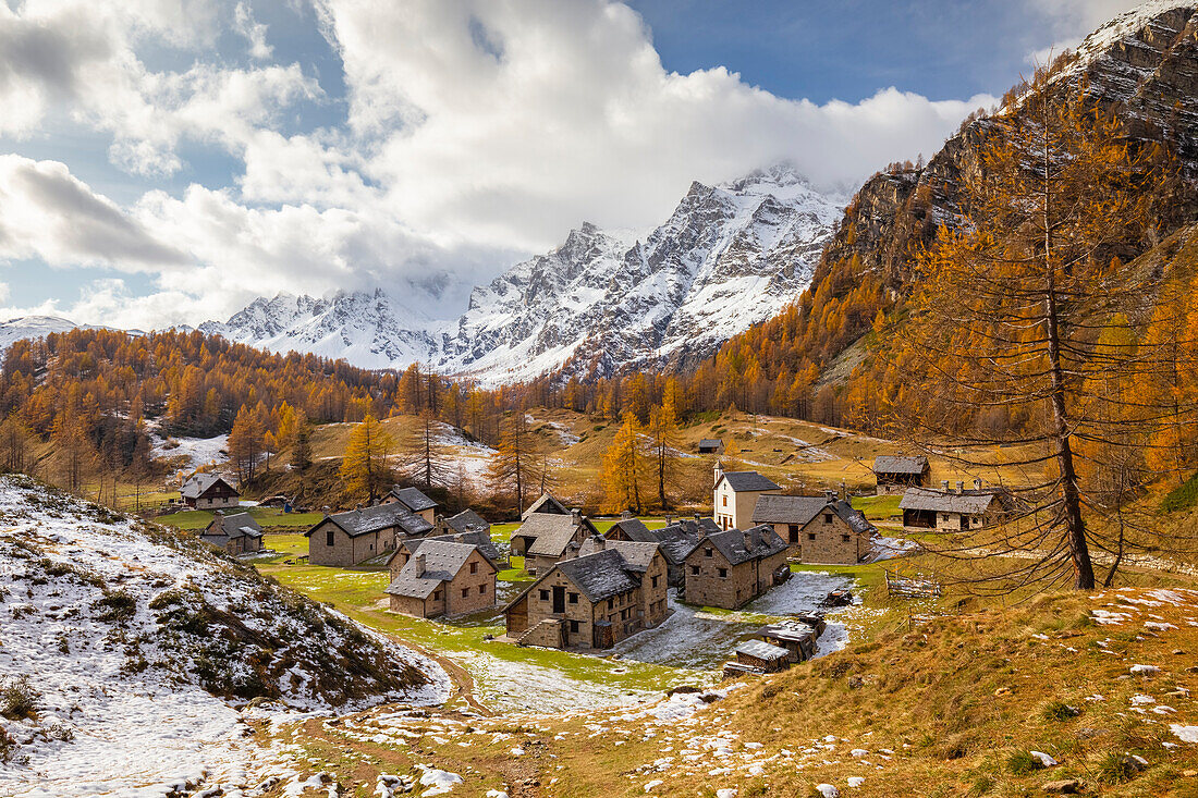 Herbstliche Ansicht der Stadt Crampiolo mit den Bergen, die die Alpe Devero umgeben. Alpe Devero, Devero-Tal, Antigorio-Tal, Ossola-Tal, Piemont, Gemeinde Verbano Cusio Ossola, Italien.
