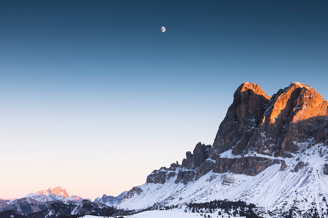 Sonnenuntergang über dem Peitlerkofel (Sas Putia) mit dem Mond im Hintergrund, Provinz Bozen, Südtirol, Trentino Südtirol, Italien