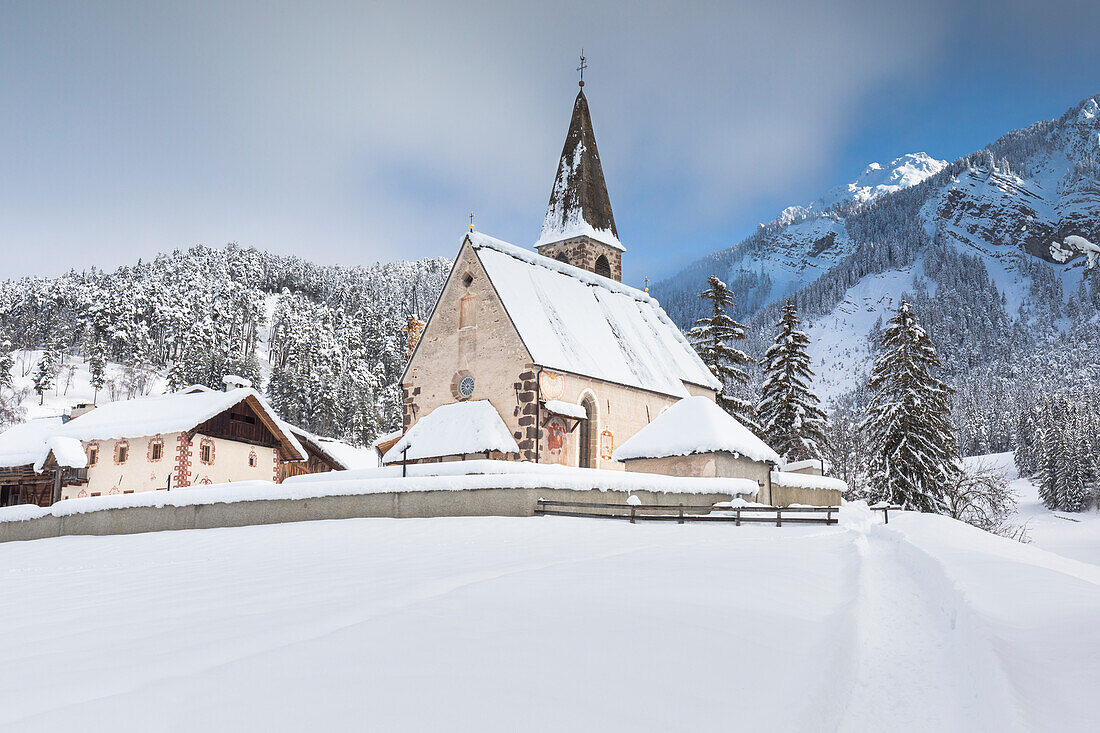 das berühmte Kirchlein St. Magdalena in Villnöss nach einem Schneefall, Provinz Bozen, Südtirol, Trentino Südtirol, Italien,