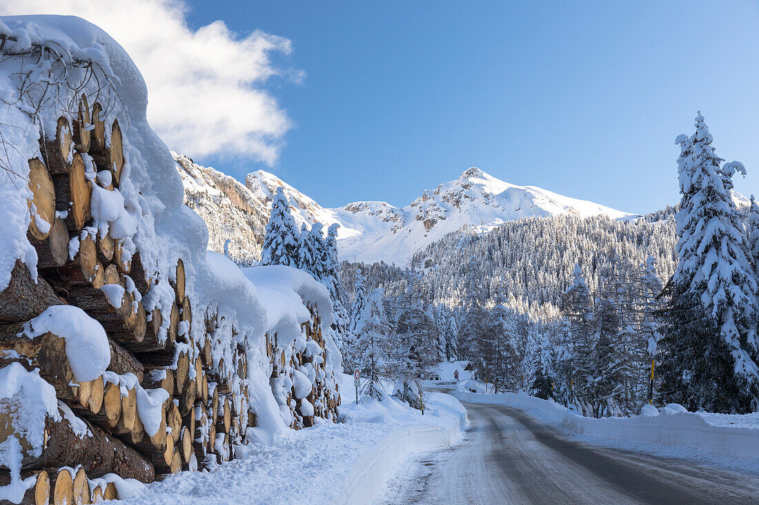 Die Straße zur Zanseralm (Zannes) in Villnöss mit der Geislergruppe im Hintergrund, Provinz Bozen, Trentino Südtirol, Italien,