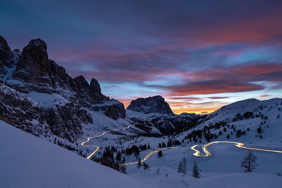 Grödnerjoch bei Sonnenuntergang mit Autospuren, Dolomiten, Südtirol, Provinz Bozen, Italien, Europa