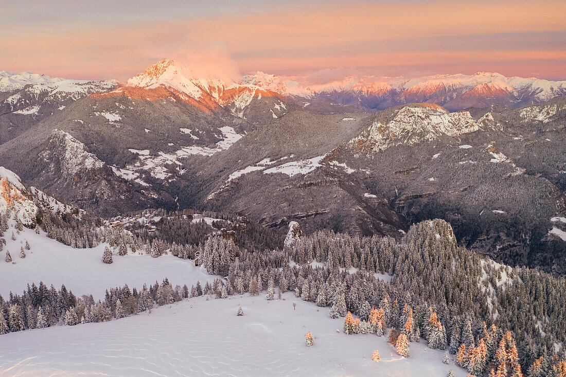 Luftaufnahme des schneebedeckten Pizzo Camino bei Sonnenuntergang vom Monte Scanapà. Castione della Presolana, Val Seriana, Bezirk Bergamo, Lombardei, Italien.