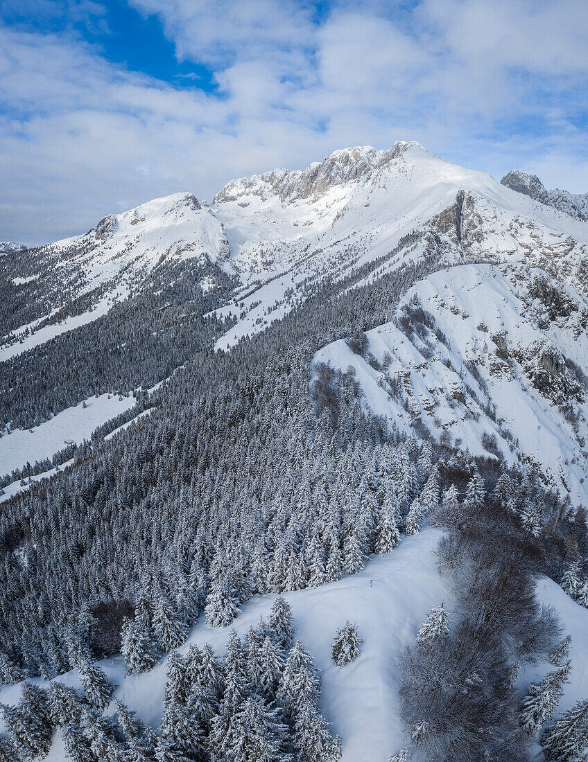 Luftaufnahme des Monte Gulter und des Presolana-Massivs nach einem Winterschneefall. Presolana-Pass, Castione della Presolana, Seriana-Tal, Provinz Bergamo, Lombardei, Italien.