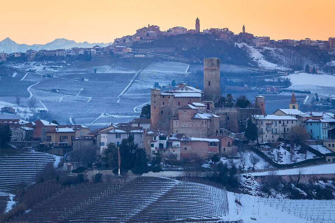 Blick auf die Stadt Castiglione Falletto und La Morra von Serralunga d'Alba bei Sonnenuntergang im Winter. Langhe, Bezirk Cuneo, Piemont, Italien.