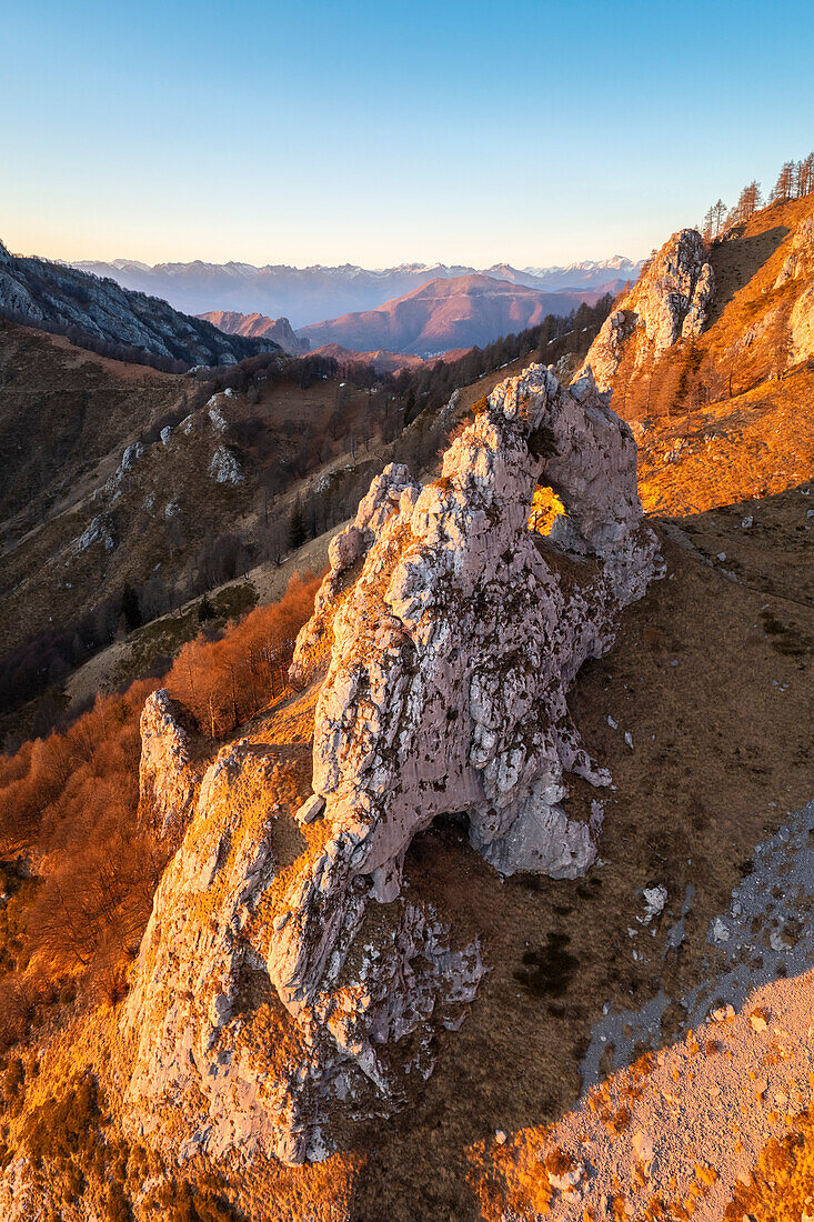 Luftaufnahme der natürlichen Felsformation Porta di Prada im Berg Grigna bei Sonnenuntergang. Grigna Settentrionale (Grignone), Mandello del Lario, Lombardei, Italien.