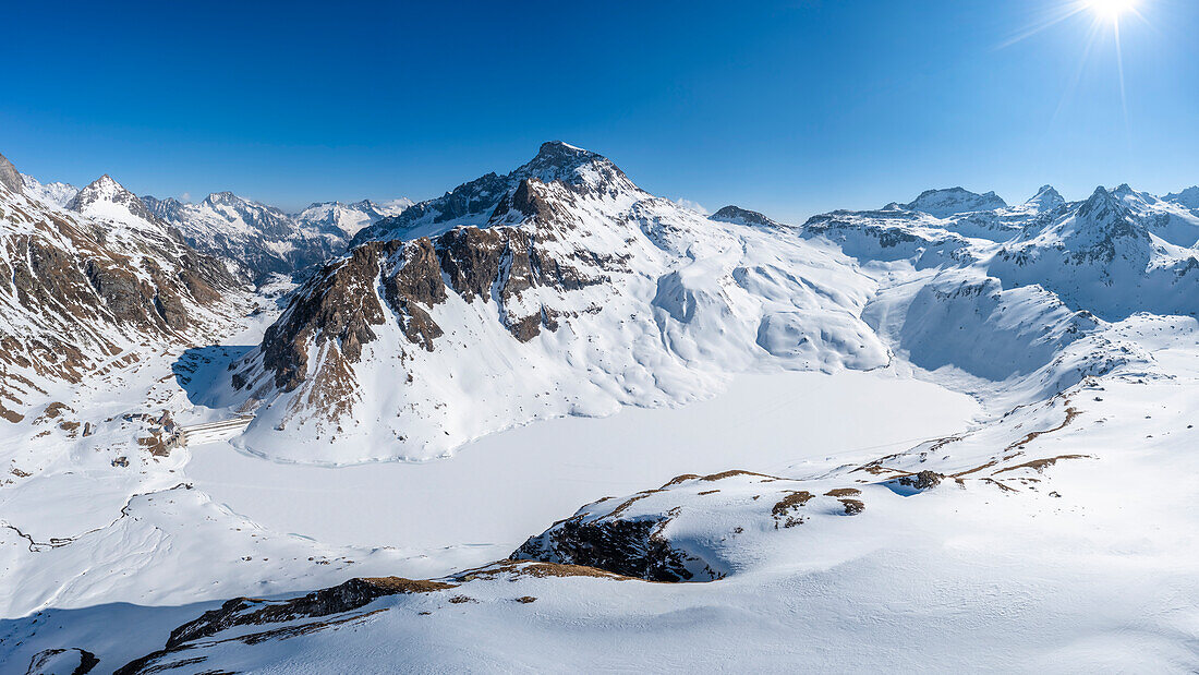 Blick auf den Vannino-See und den Staudamm mit dem Rifugio Margaroli. Formazza, Valle Formazza, Verbano Cusio Ossola, Piemont, Italien.