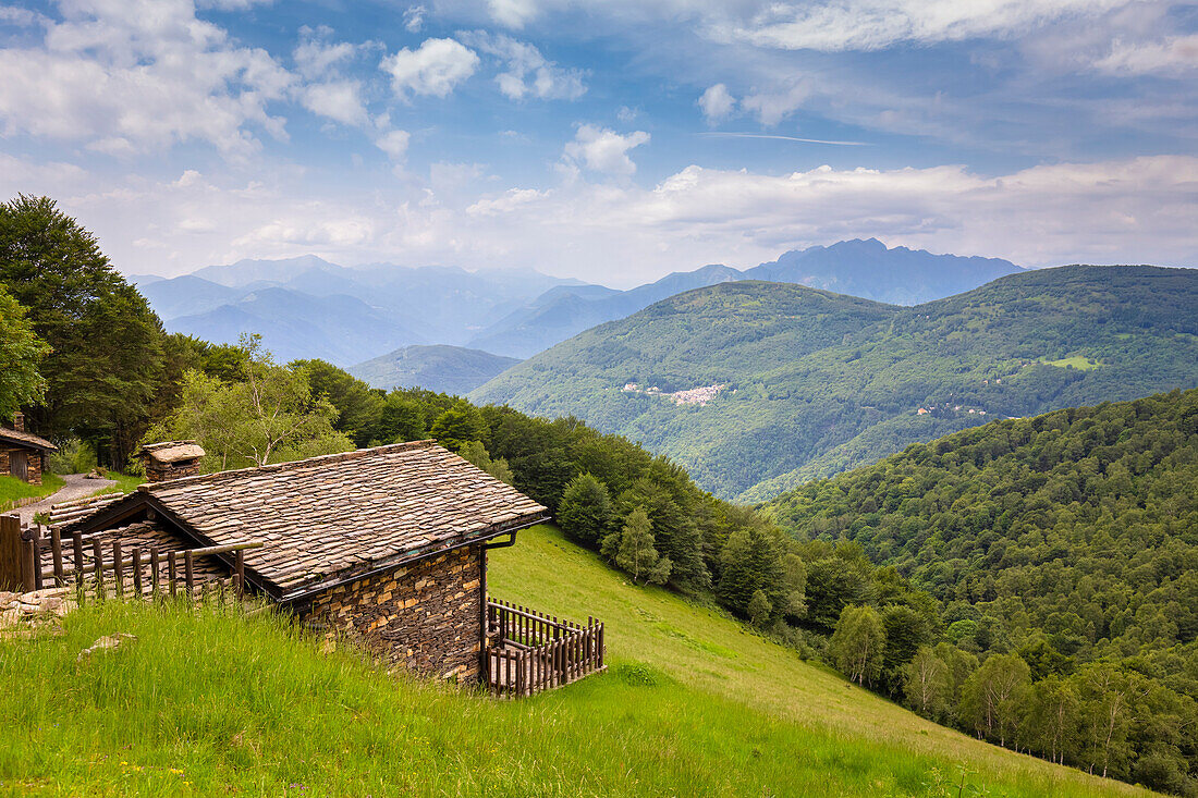 Blick auf das Bergdorf Alpone di Curiglia. Curiglia con Monteviasco, Veddasca-Tal, Bezirk Varese, Lombardei, Italien.