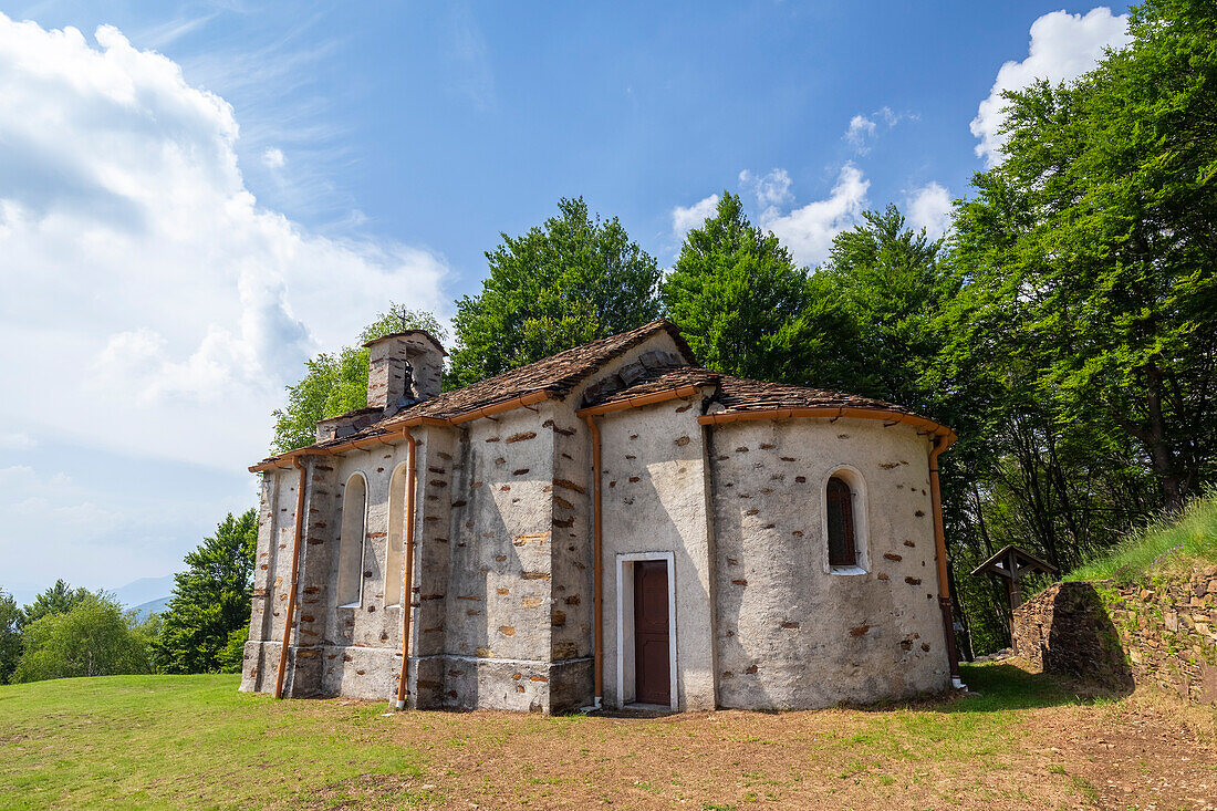 Blick auf die Kirche Madonna della Guardia auf der Alpone di Curiglia-Alm. Curiglia con Monteviasco, Veddasca-Tal, Bezirk Varese, Lombardei, Italien.