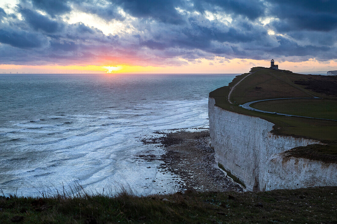 Blick auf den Leuchtturm von Belle Tout bei Sonnenuntergang. Beachy Head, Eastbourne, East Sussex, Südengland, Vereinigtes Königreich.