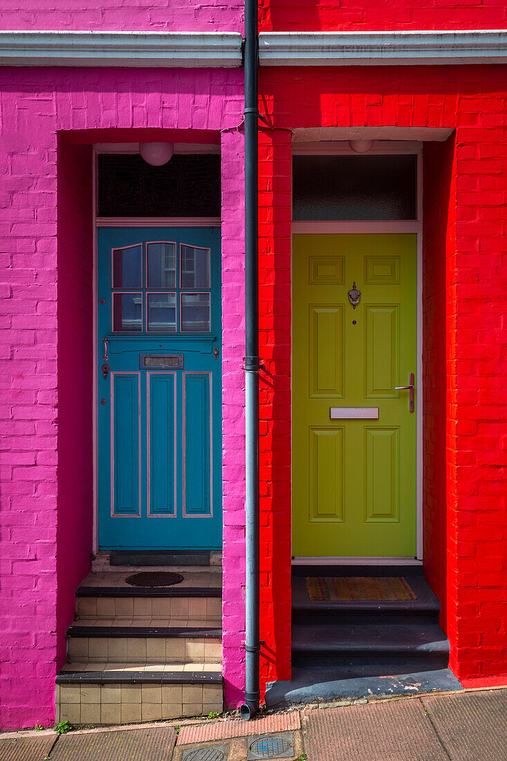 Blick auf die Türen der bunten Häuser in der Blaker Street, Brighton, East Sussex, Südengland, Vereinigtes Königreich.
