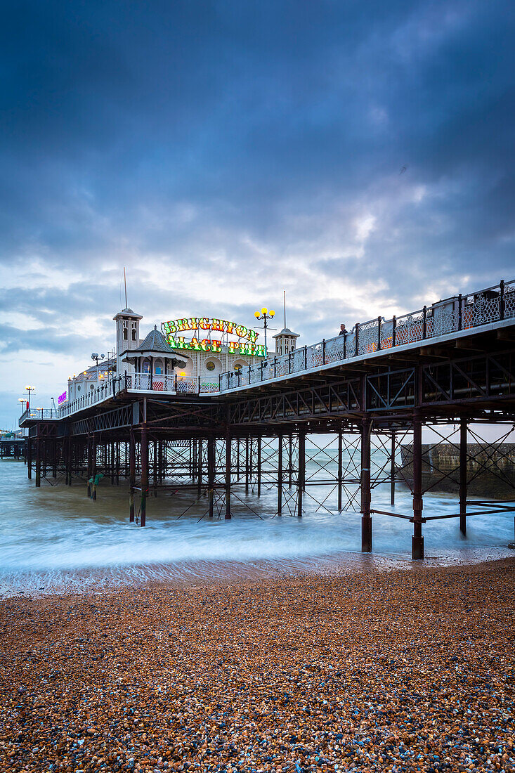 Blick auf den Palace-Pier bei Sonnenuntergang. Brighton, East Sussex, Südengland, Vereinigtes Königreich.