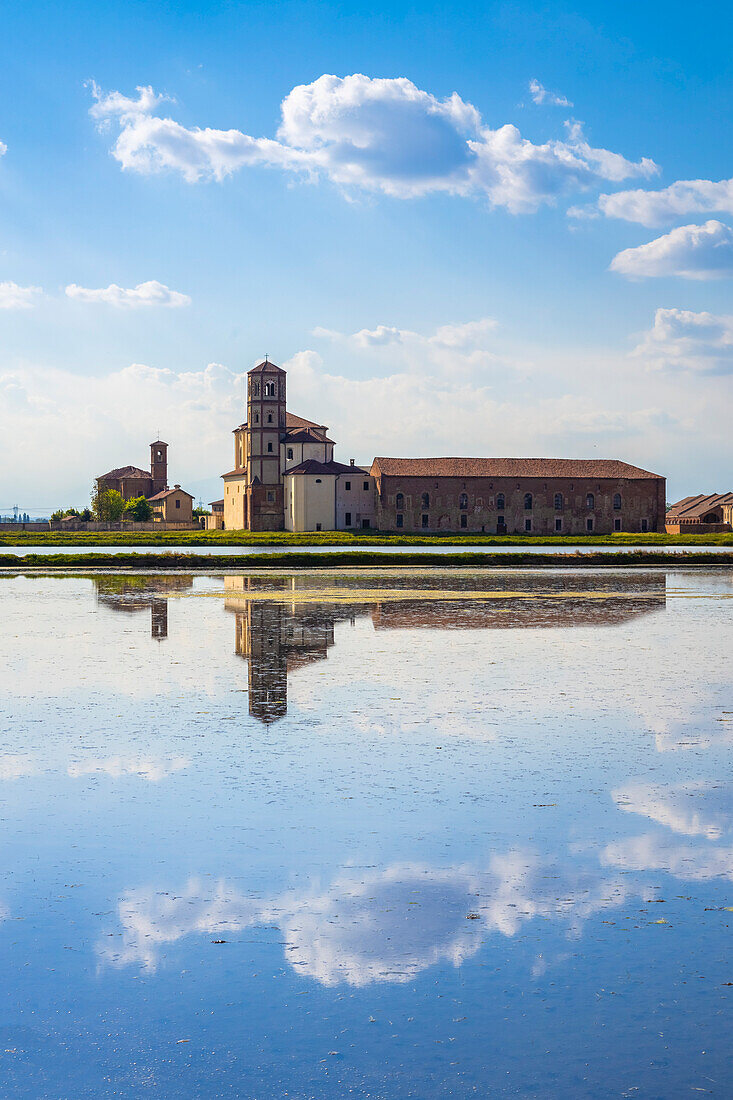 Blick auf spiegelnde Wolken auf den Reisfeldern des Fürstentums Lucedio. Trino Vercellese, Bezirk Vercelli, Piemont, Italien.