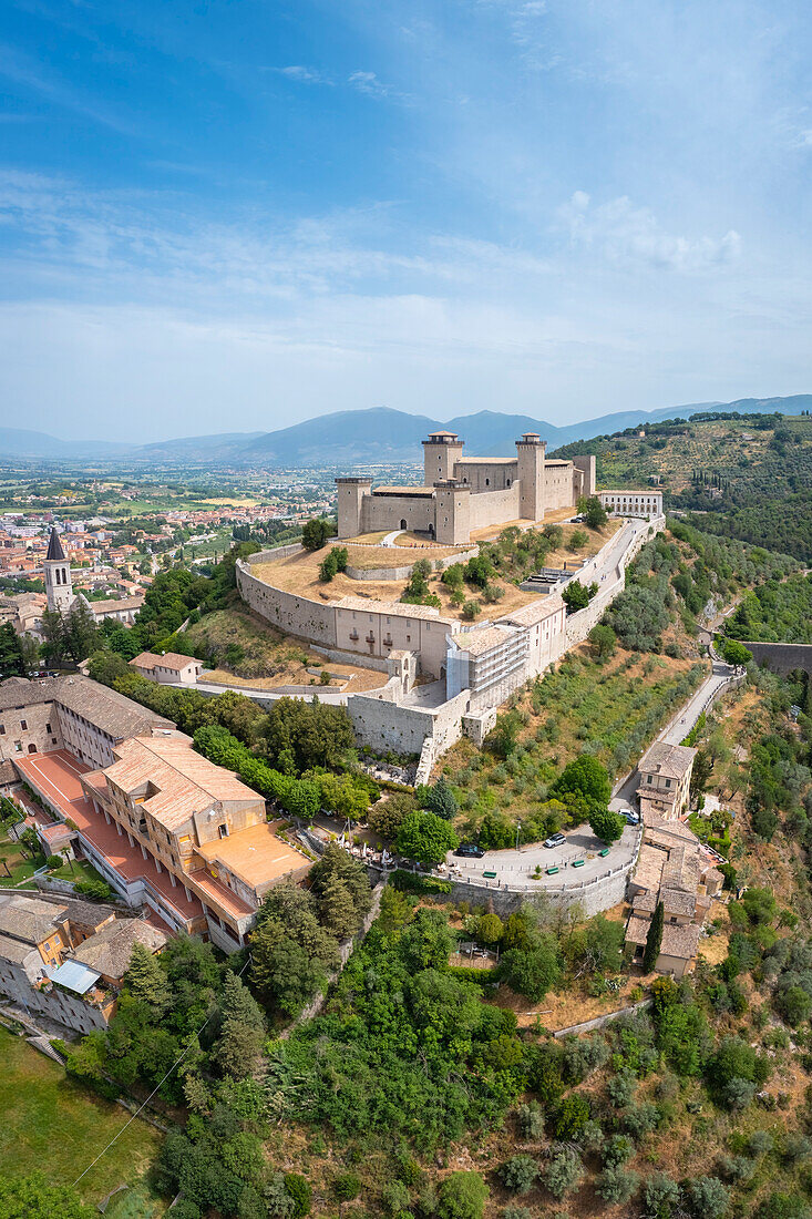 Luftaufnahme der Festung Rocca Albornoziana und des Aquädukts von Spoleto. Spoleto, Bezirk Perugia, Umbrien, Italien, Europa.