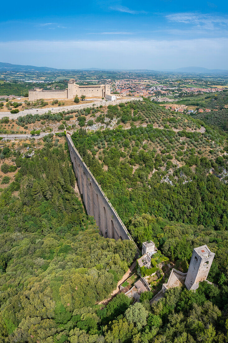 Luftaufnahme der Festung Rocca Albornoziana und des Aquädukts von Spoleto. Spoleto, Bezirk Perugia, Umbrien, Italien, Europa.