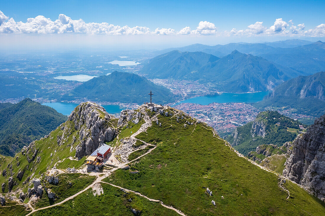 Luftaufnahme des Gipfels des Monte Resegone und des Rifugio Azzoni. Lecco, Lombardei, Italien, Europa.